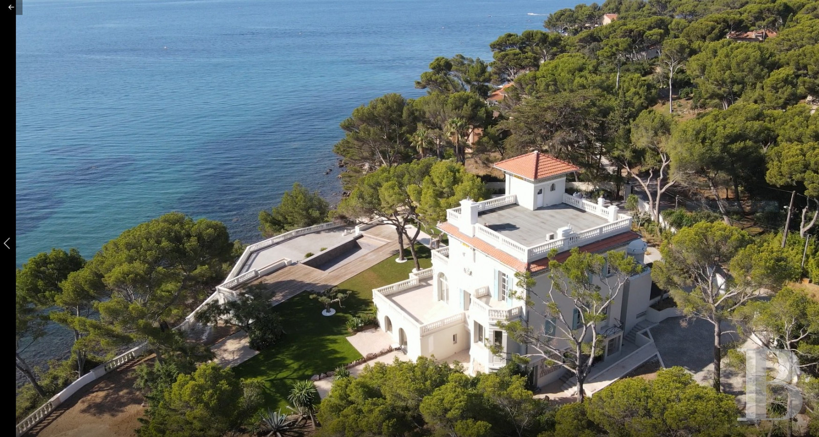 À la Seyne-sur-Mer, dans le Var, une grande villa du 19e siècle posée au-dessus de la mer - photo  n°4
